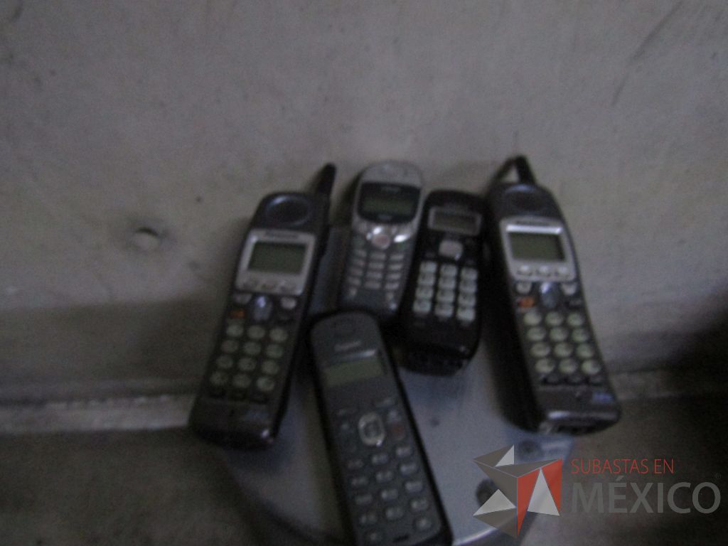 Lote 004 - 14 Teléfonos de diferentes modelos, 3 módems y 5 Diademas - Imagen 35