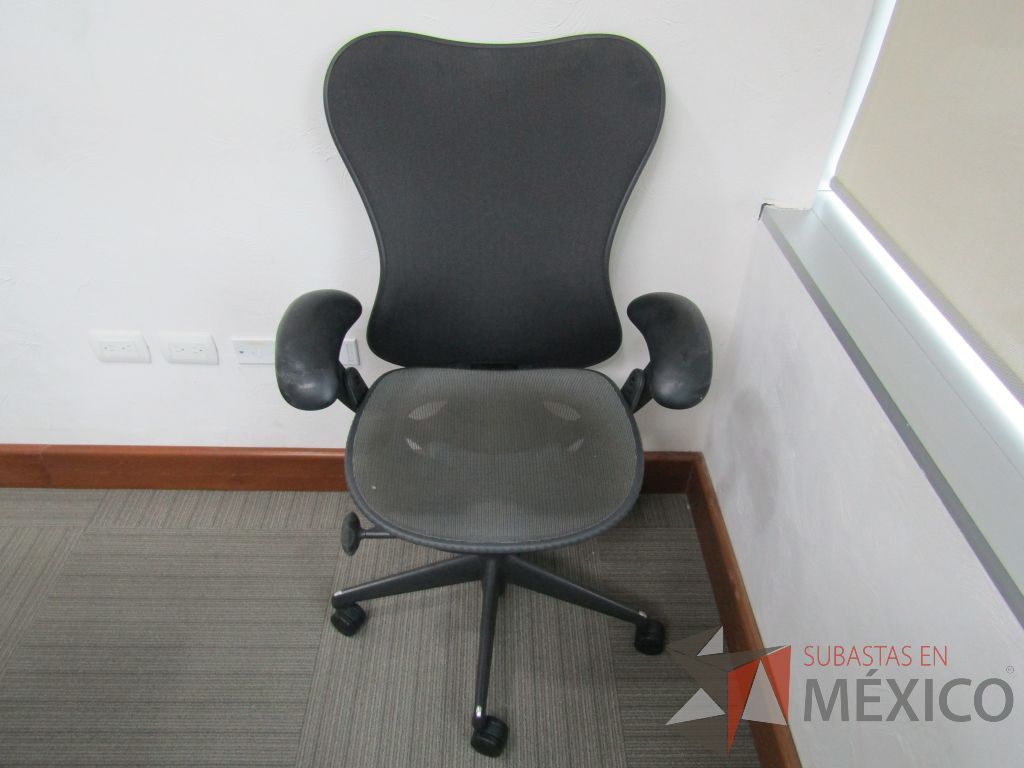 Lote 016 - Silla Herman Miller Mirra