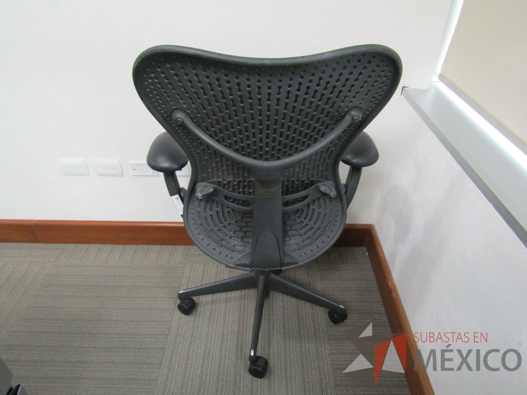 Lote 016 - Silla Herman Miller Mirra - Imagen 3