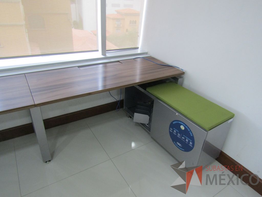 Lote 005 - Estación de trabajo para 2 personas con 2 credenzas - Imagen 6
