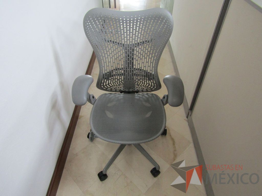 Lote 047 - Silla Herman Miller Mirra