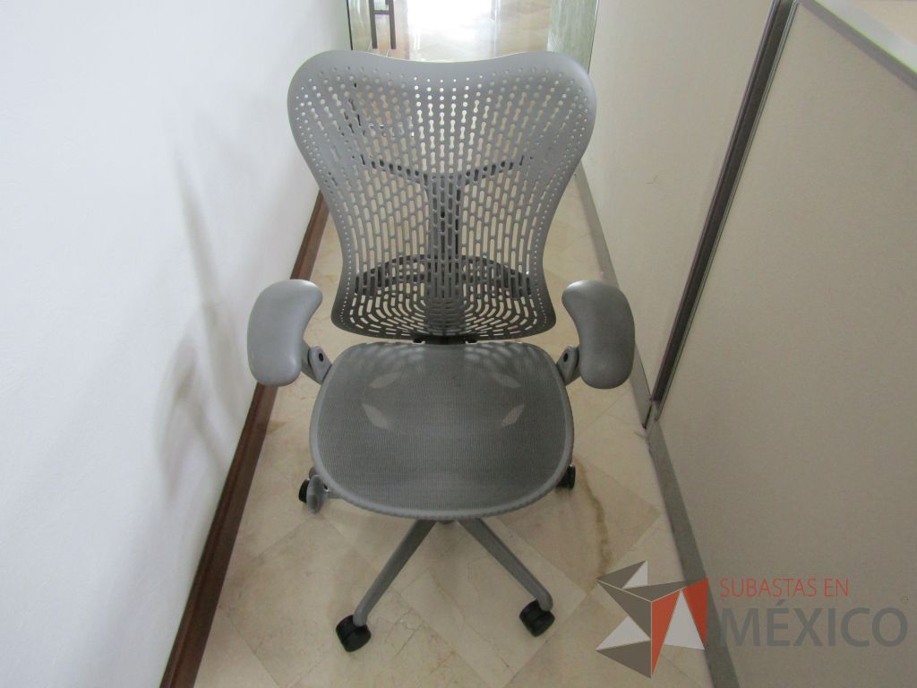 Lote 047 - Silla Herman Miller Mirra - Imagen 2