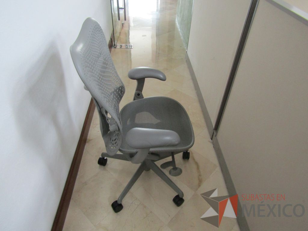 Lote 047 - Silla Herman Miller Mirra - Imagen 3