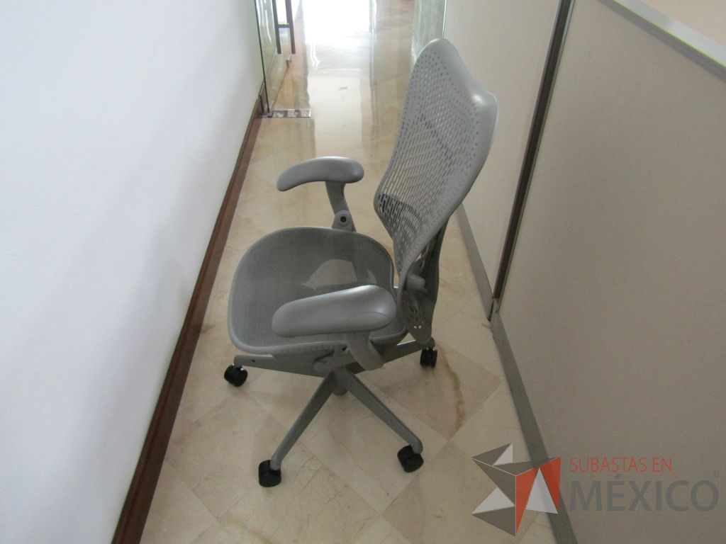 Lote 047 - Silla Herman Miller Mirra - Imagen 6