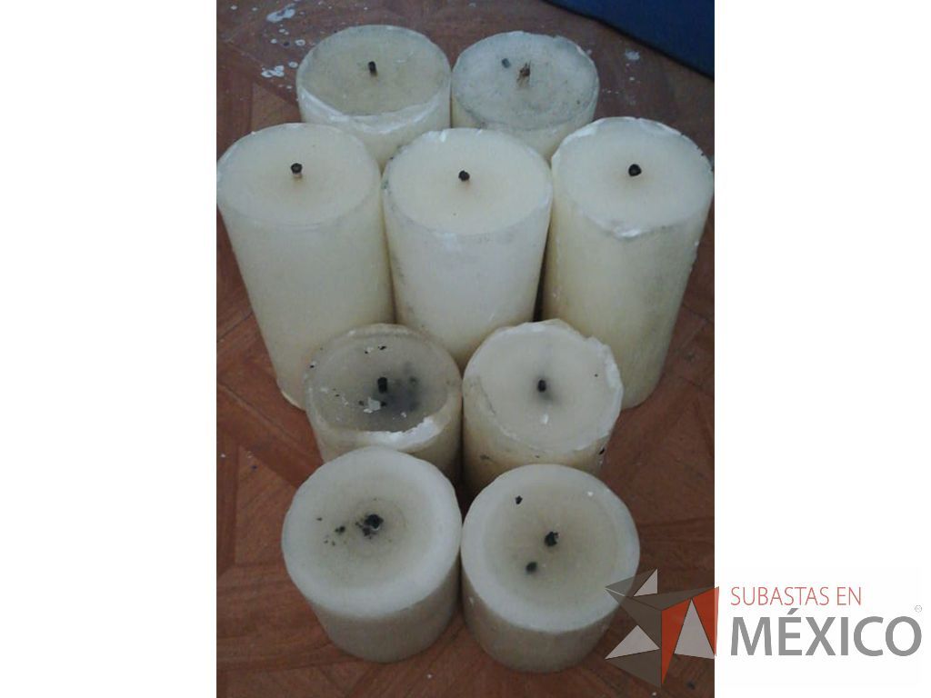 Lote 010 - 9 Velas de cera: 5 de 20 cms de alto, 4 de 12 cms + 1 kg de cera liquida c pabilos