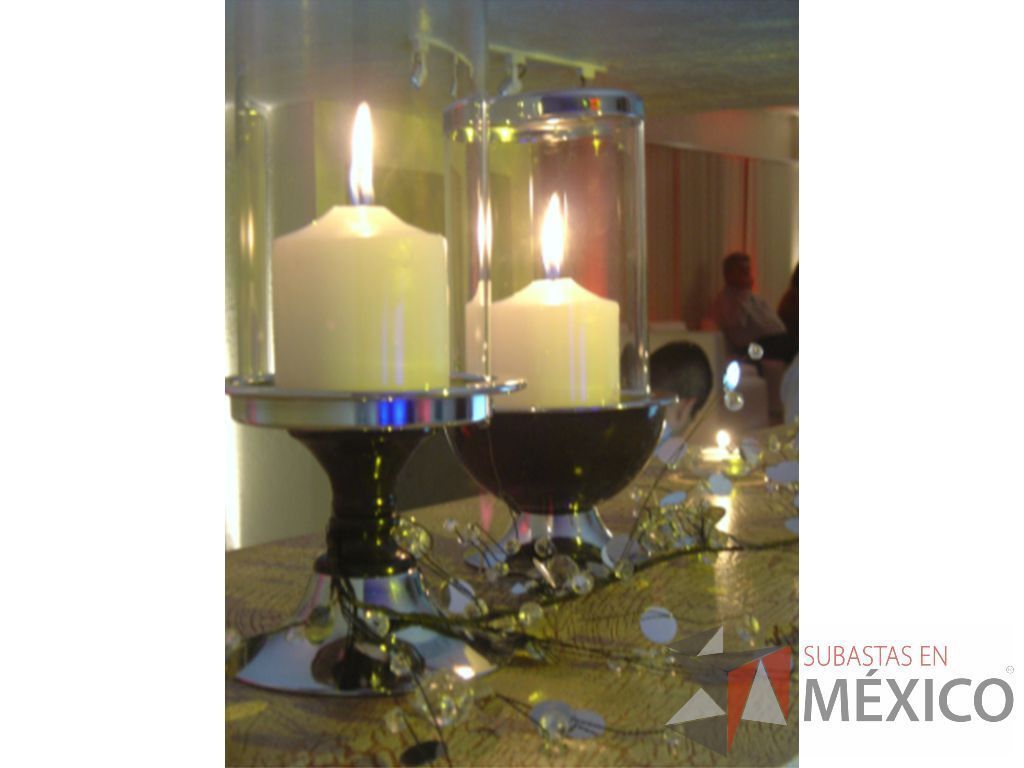 Lote 023 - 2 Candelabros de cristal: 1 de 60 cms de alto y 1 de 30 cms de alto