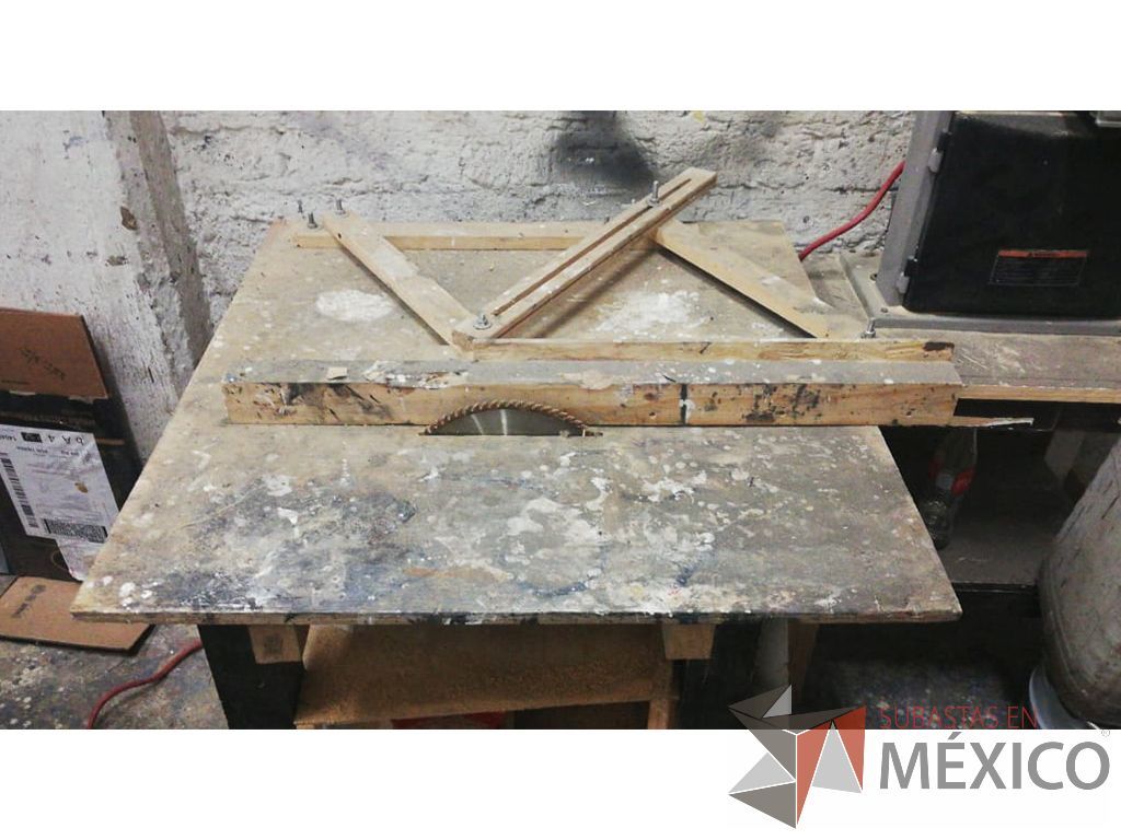 Lote 045 - Sierra circular de banco con mandril para escoplar seminueva 2 años, banco de madera fabricada a mano, mandril, motor, discos nuevos