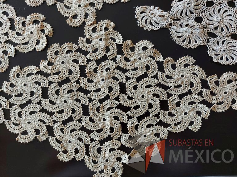 Lote 022 - Mantel Circular, Juegos de 4 carpetas decorativas, Juego de 6 carpetas decorativas - Imagen 4