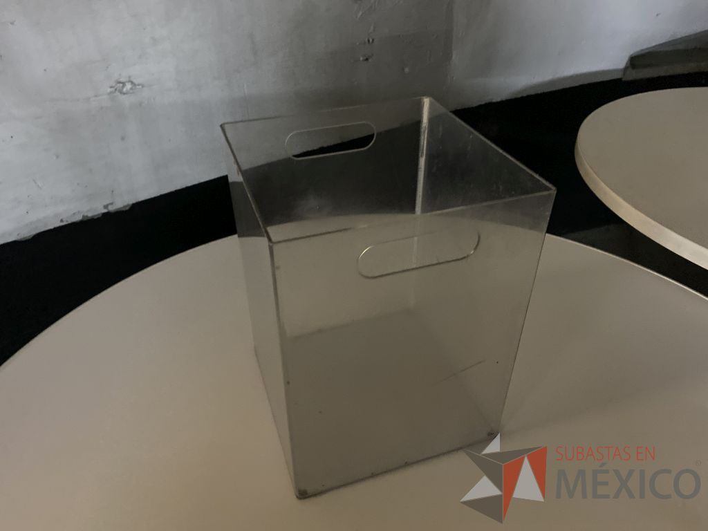 Lote 207 - 55 Botes de basura de acrílico - Imagen 2