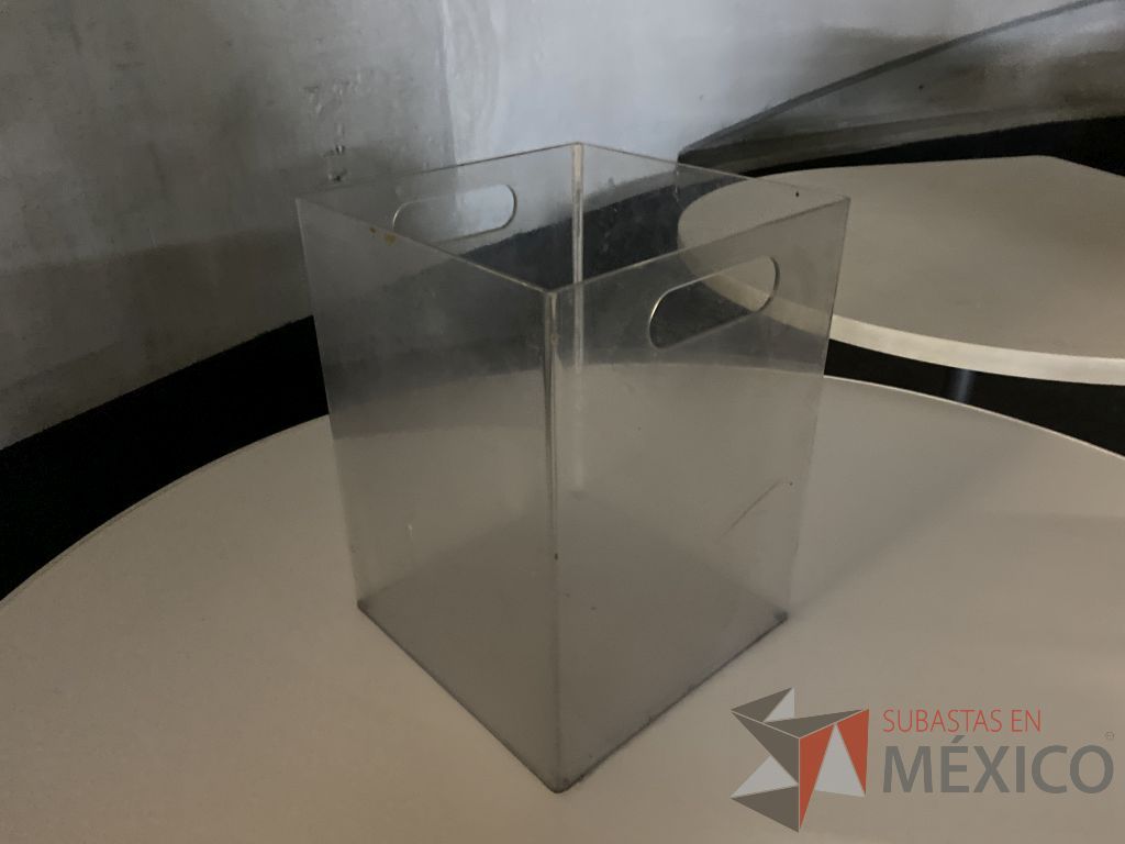 Lote 207 - 55 Botes de basura de acrílico - Imagen 3