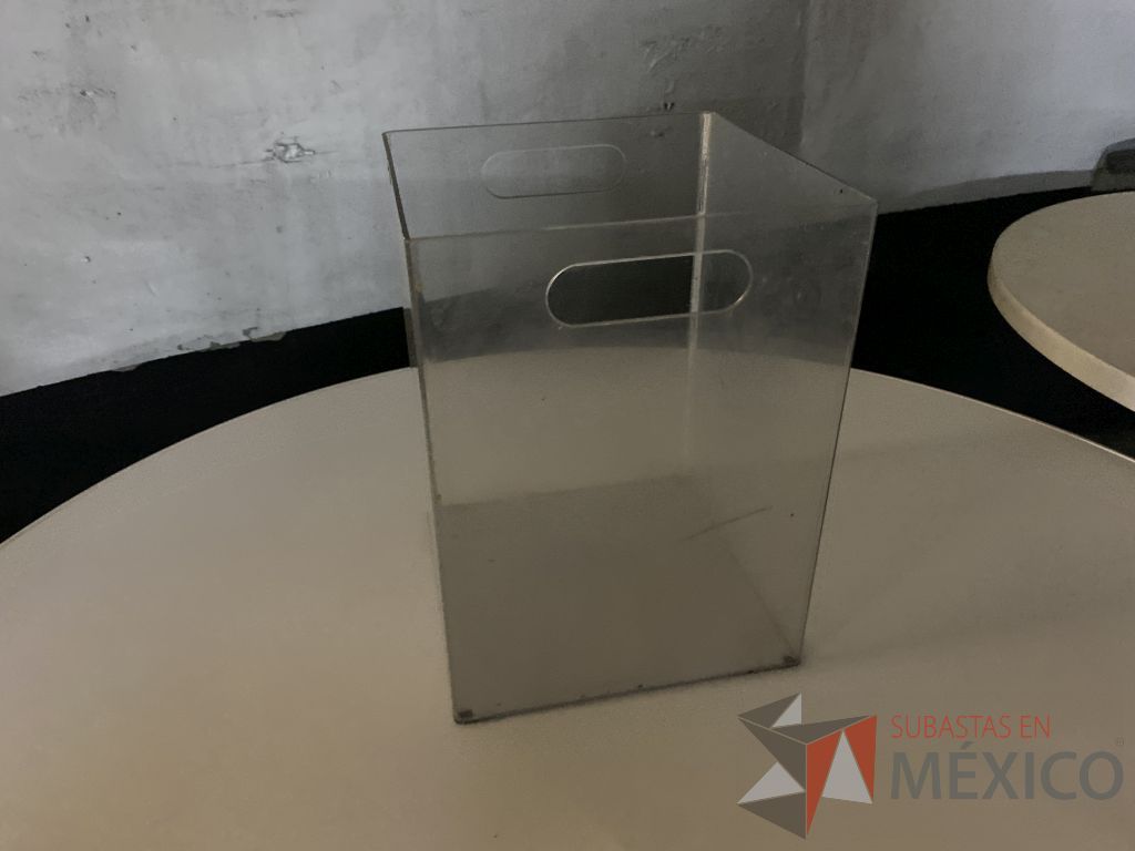 Lote 207 - 55 Botes de basura de acrílico