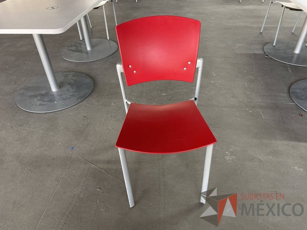 Lote 154 - 2 Sillas de visita con 4 patas metálicas, asiento y respaldo liso color rojo