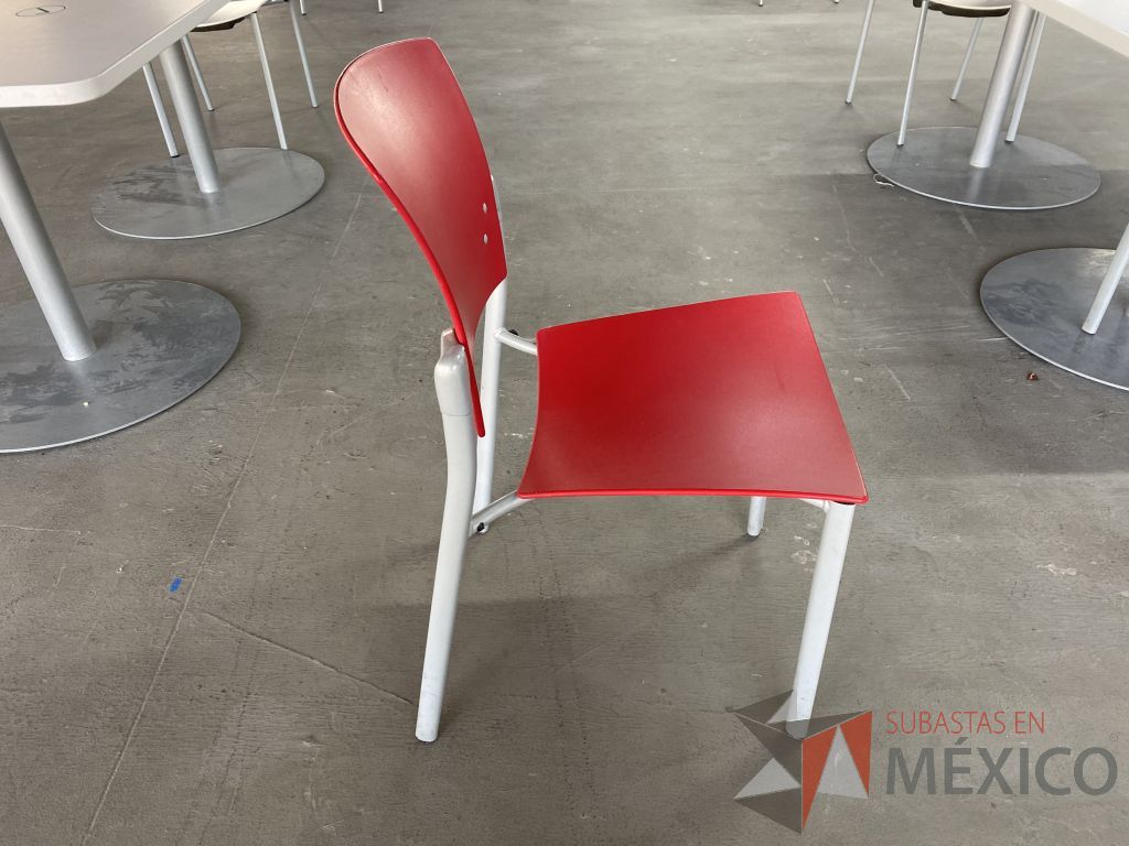 Lote 154 - 2 Sillas de visita con 4 patas metálicas, asiento y respaldo liso color rojo - Imagen 2