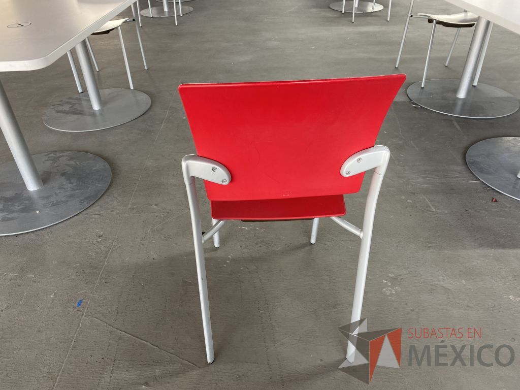 Lote 154 - 2 Sillas de visita con 4 patas metálicas, asiento y respaldo liso color rojo - Imagen 3