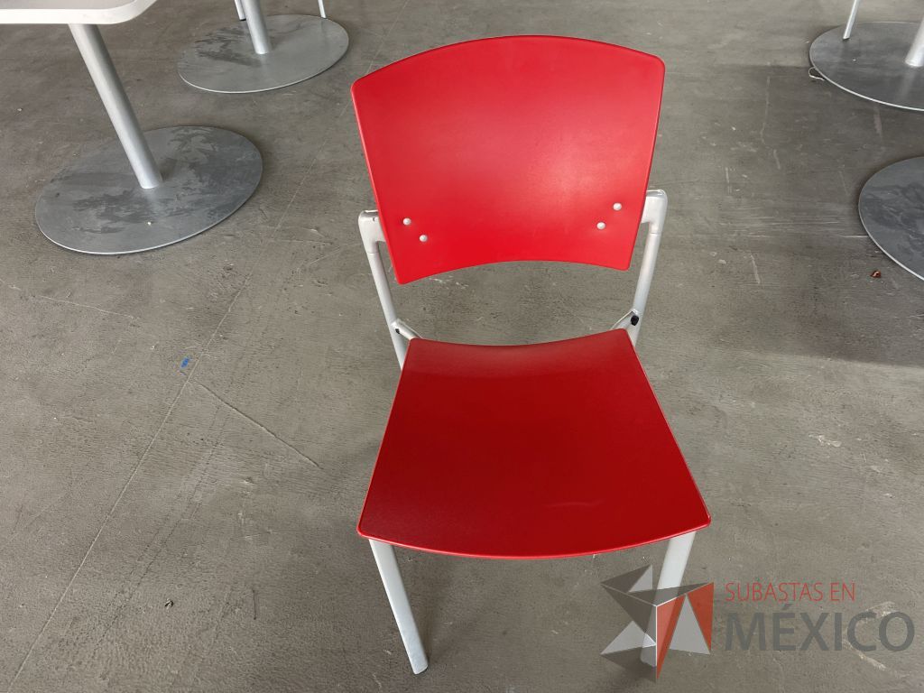 Lote 154 - 2 Sillas de visita con 4 patas metálicas, asiento y respaldo liso color rojo - Imagen 4