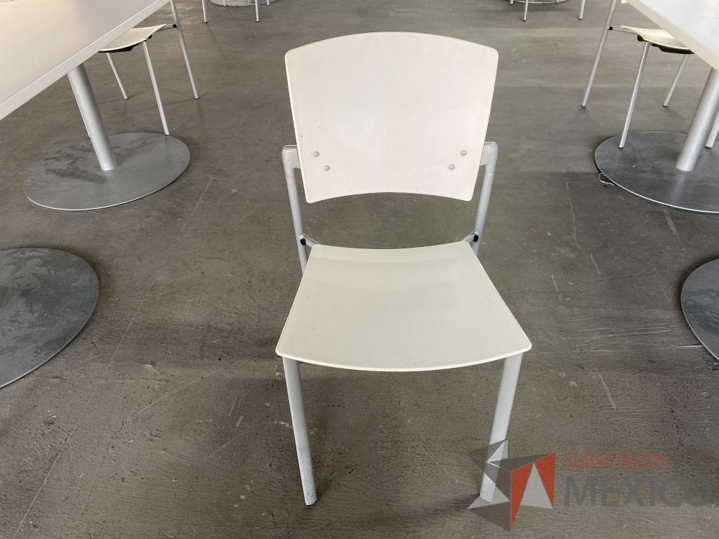 Lote 053 - 2 Sillas de visita con 4 patas metálicas, asiento y respaldo liso color blanco - Imagen 2