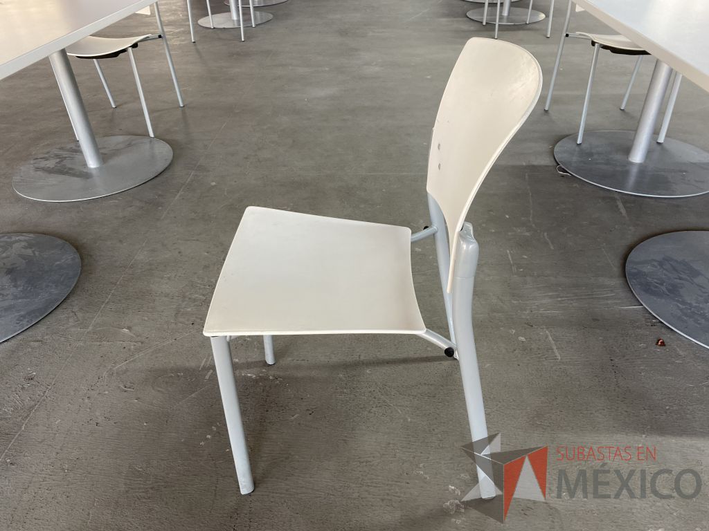 Lote 053 - 2 Sillas de visita con 4 patas metálicas, asiento y respaldo liso color blanco - Imagen 3