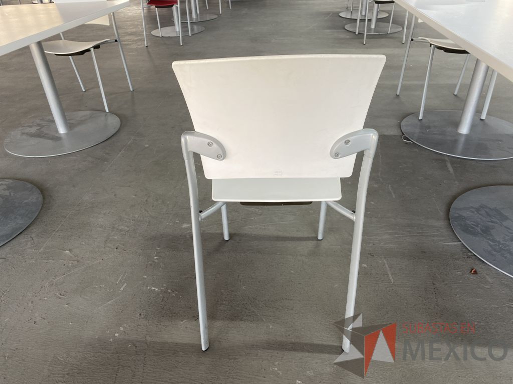 Lote 053 - 2 Sillas de visita con 4 patas metálicas, asiento y respaldo liso color blanco - Imagen 4