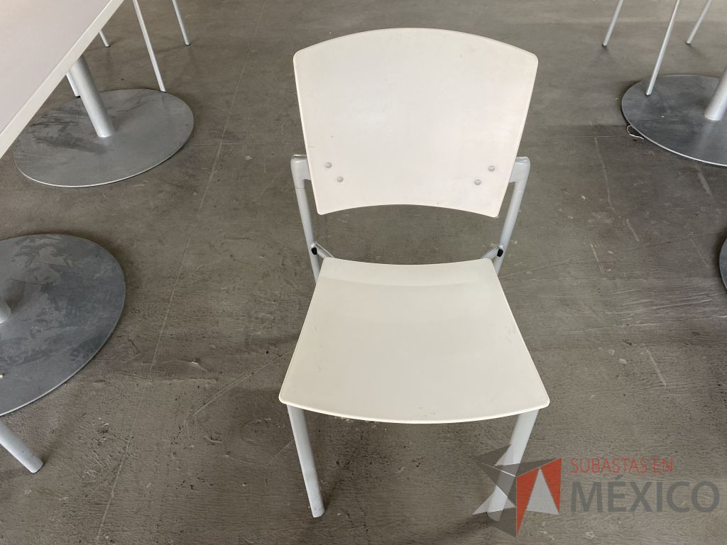 Lote 053 - 2 Sillas de visita con 4 patas metálicas, asiento y respaldo liso color blanco - Imagen 5