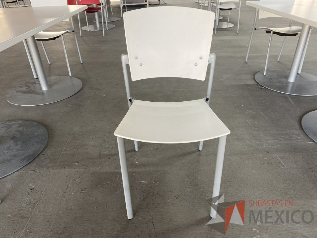 Lote 053 - 2 Sillas de visita con 4 patas metálicas, asiento y respaldo liso color blanco