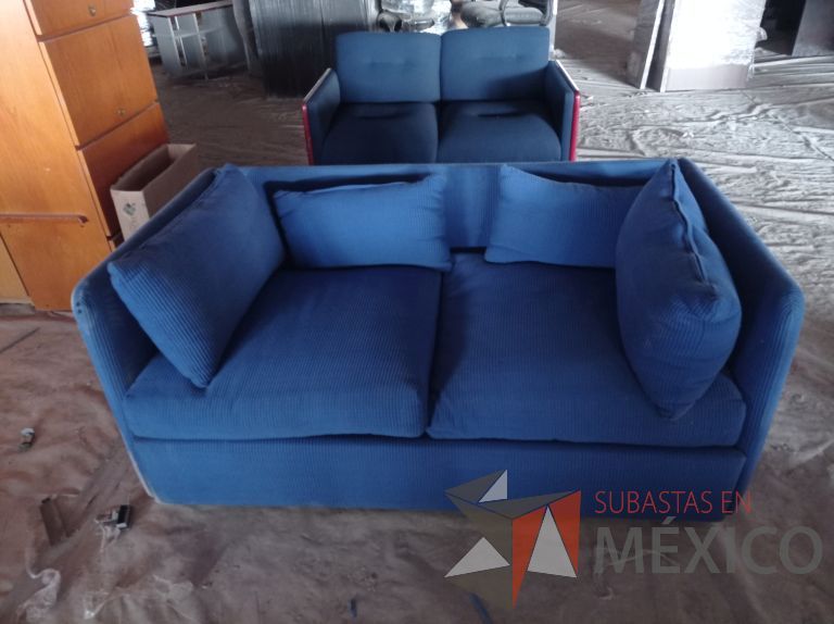 Lote 012 - Sillón de 2 plazas con asiento y respaldo en tela color azul - Imagen 2