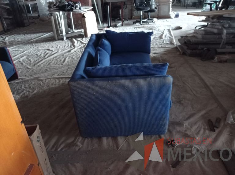 Lote 012 - Sillón de 2 plazas con asiento y respaldo en tela color azul - Imagen 5