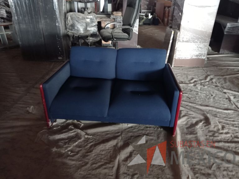 Lote 013 - Sillón de 2 plazas con asiento y respaldo en tela color azul