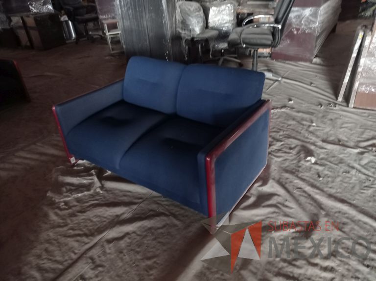 Lote 013 - Sillón de 2 plazas con asiento y respaldo en tela color azul - Imagen 2
