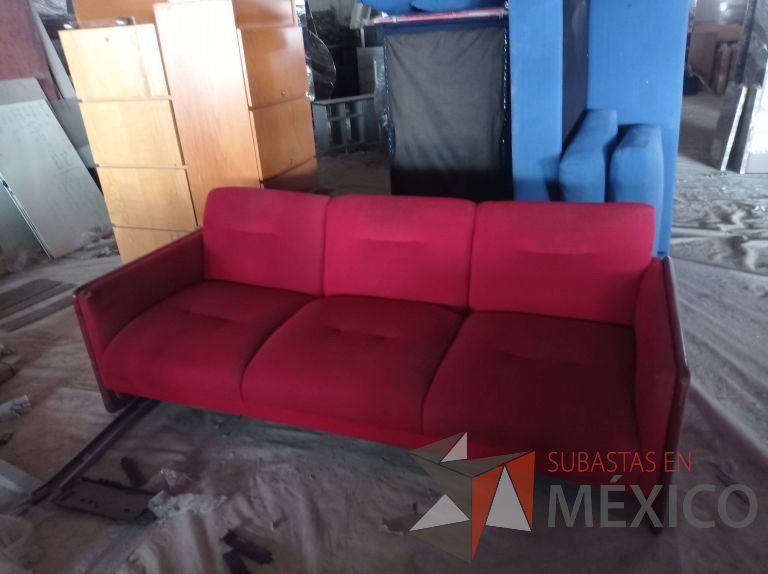 Lote 014 - Sillón de 3 plazas con asiento y respaldo en tela color rojo
