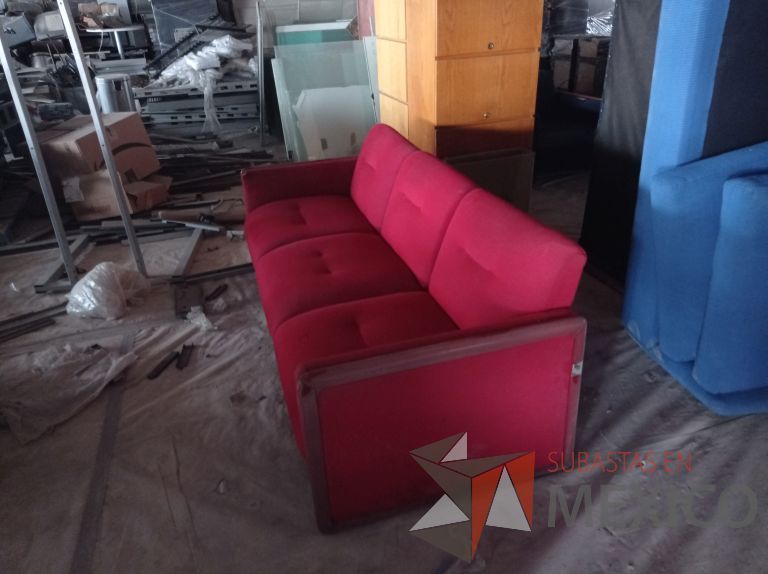 Lote 014 - Sillón de 3 plazas con asiento y respaldo en tela color rojo - Imagen 3