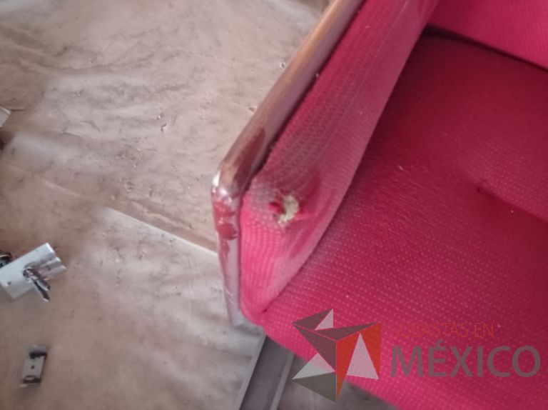 Lote 014 - Sillón de 3 plazas con asiento y respaldo en tela color rojo - Imagen 4