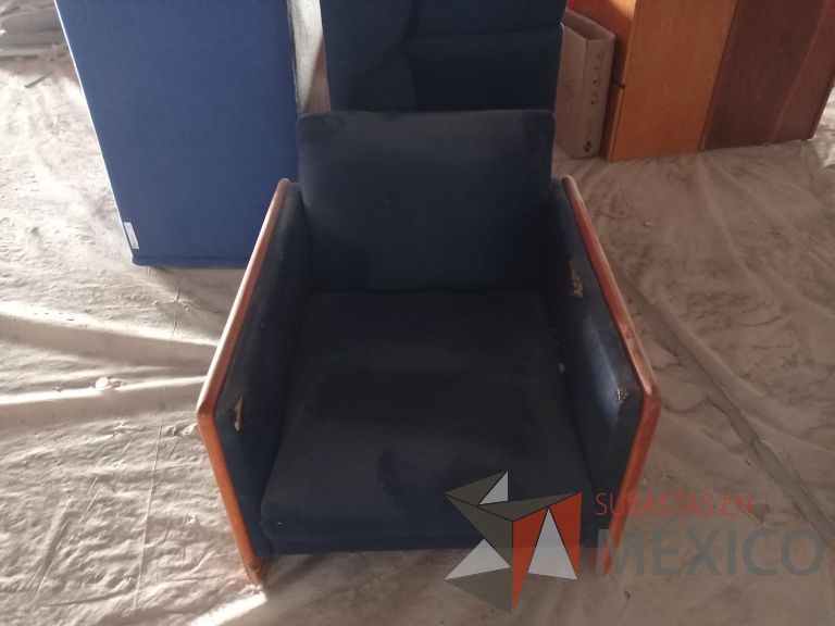 Lote 015 - Sillón de 1 plaza con asiento y respaldo en tela color azul