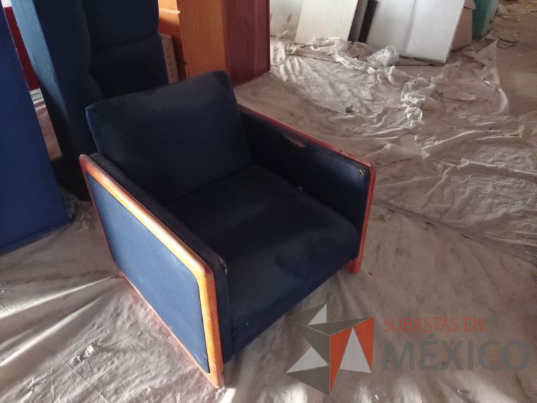 Lote 015 - Sillón de 1 plaza con asiento y respaldo en tela color azul - Imagen 2