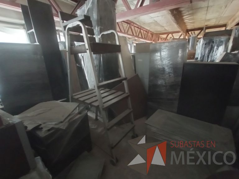 Lote 016 - Silla alta con 4 escalones, descansabrazos, asiento y respaldo en madera color café