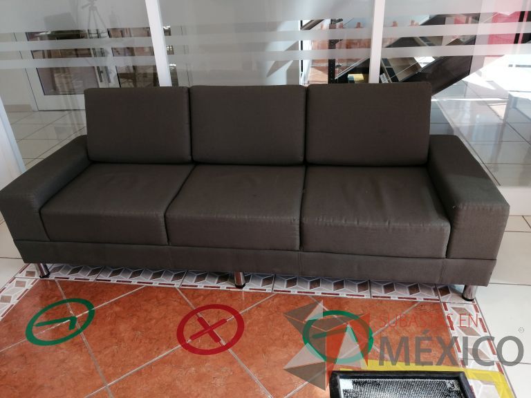 Lote 001 - Sillón de 3 plazas en tela color gris verde - Imagen 2