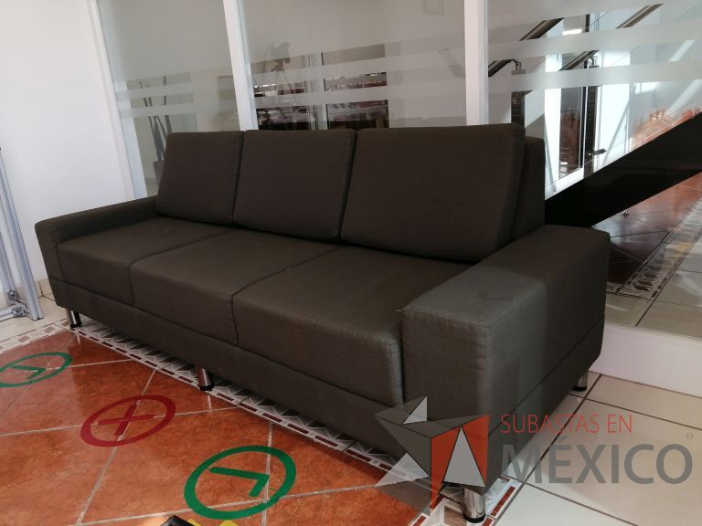 Lote 001 - Sillón de 3 plazas en tela color gris verde - Imagen 3
