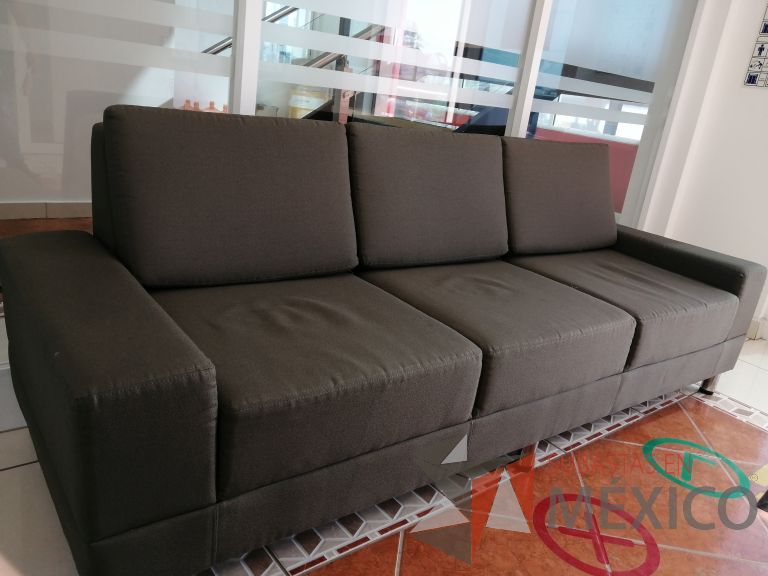 Lote 001 - Sillón de 3 plazas en tela color gris verde - Imagen 4