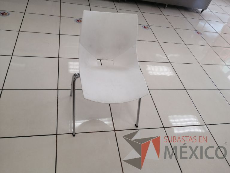 Lote 032 - 2 Sillas fijas, asiento y respaldo color blanco