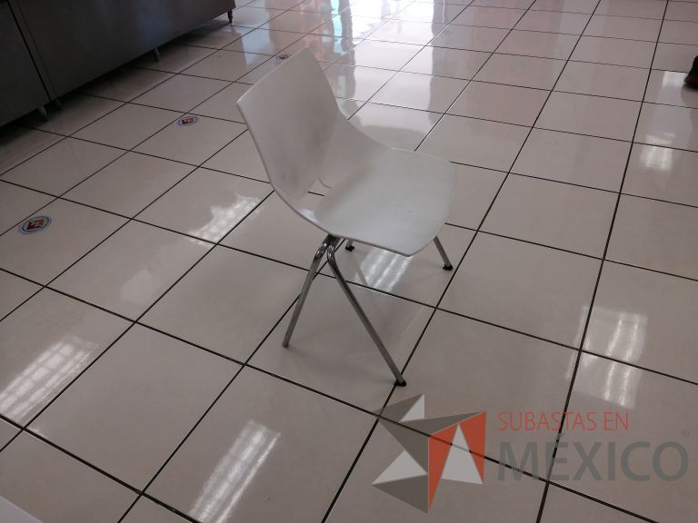 Lote 032 - 2 Sillas fijas, asiento y respaldo color blanco - Imagen 2