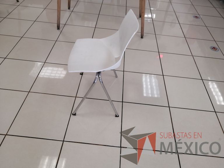 Lote 032 - 2 Sillas fijas, asiento y respaldo color blanco - Imagen 3
