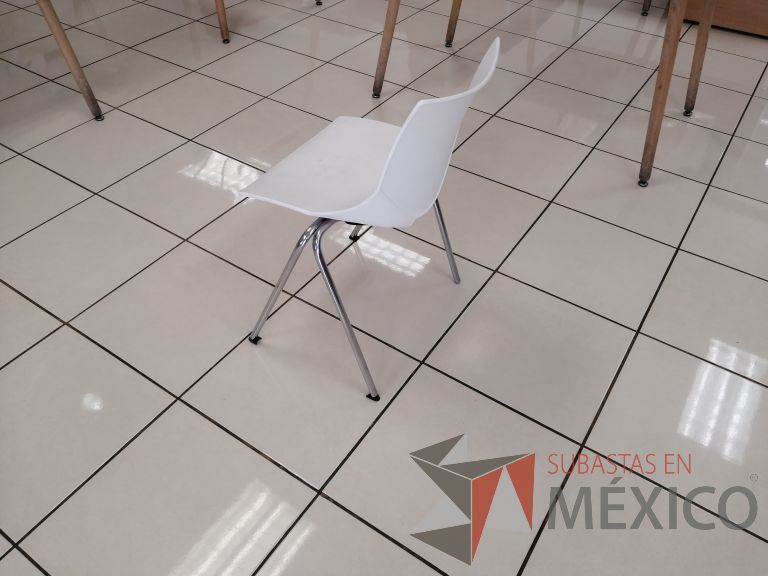 Lote 032 - 2 Sillas fijas, asiento y respaldo color blanco - Imagen 4