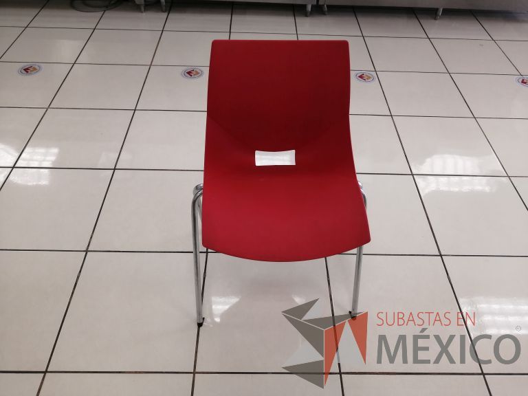 Lote 022 - 2 Sillas fijas, asiento y respaldo color rojo