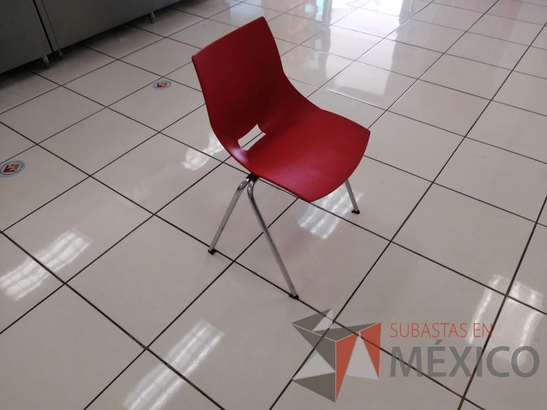 Lote 022 - 2 Sillas fijas, asiento y respaldo color rojo - Imagen 2