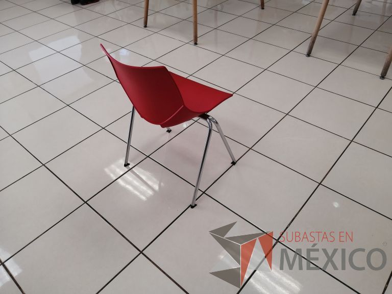 Lote 022 - 2 Sillas fijas, asiento y respaldo color rojo - Imagen 3