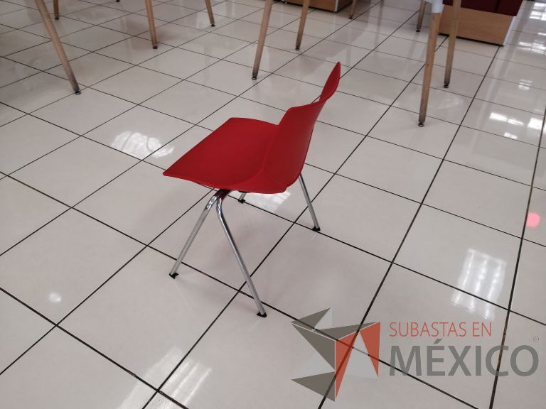 Lote 022 - 2 Sillas fijas, asiento y respaldo color rojo - Imagen 4