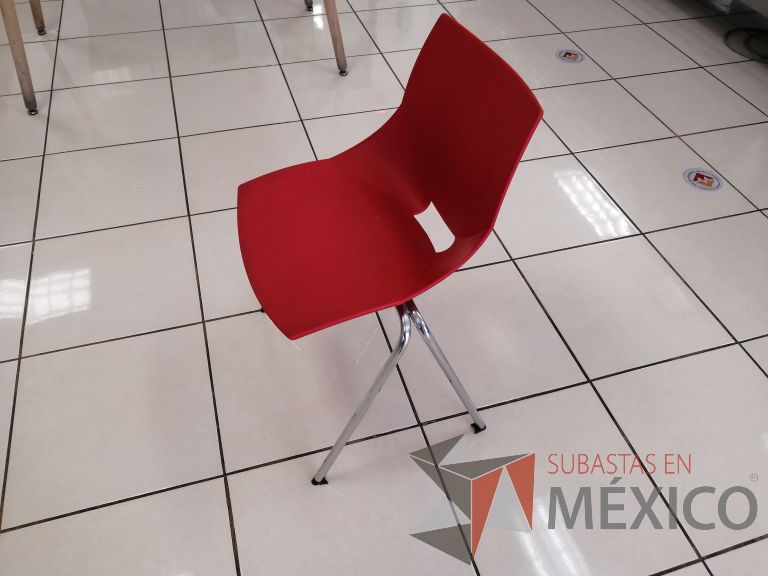 Lote 022 - 2 Sillas fijas, asiento y respaldo color rojo - Imagen 5