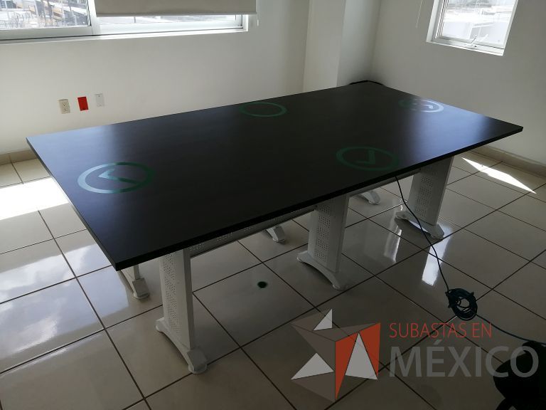 Lote 011 - Mesa de sala de juntas para 6 personas con base metálica color blanco y cubierta color gris