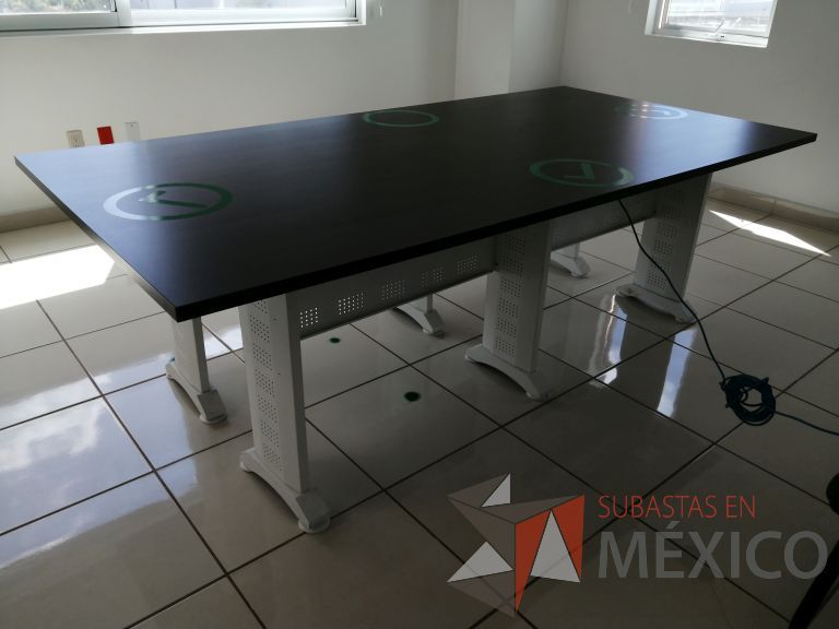 Lote 011 - Mesa de sala de juntas para 6 personas con base metálica color blanco y cubierta color gris - Imagen 2