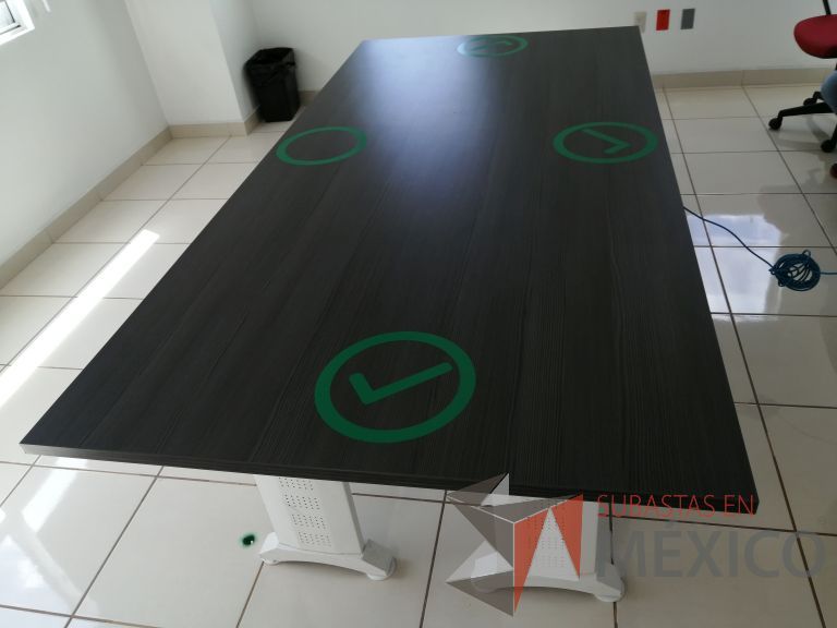 Lote 011 - Mesa de sala de juntas para 6 personas con base metálica color blanco y cubierta color gris - Imagen 3