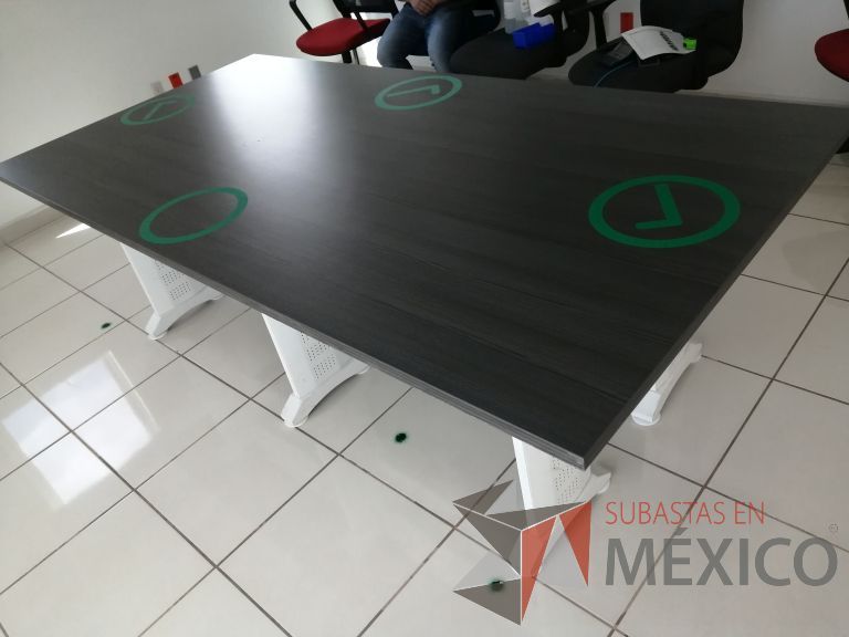 Lote 011 - Mesa de sala de juntas para 6 personas con base metálica color blanco y cubierta color gris - Imagen 4